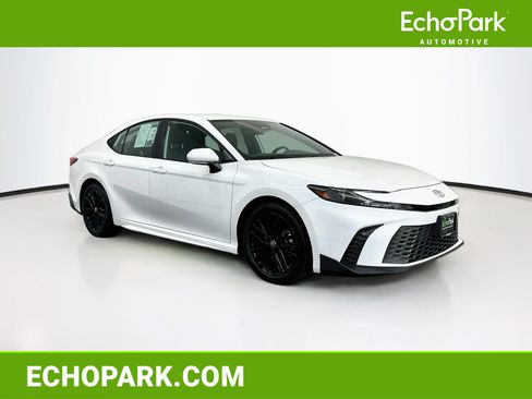 Used 2025 Toyota Camry SE FWD image 1