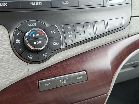 Used 2013 Toyota Sienna XLE AWD/4WD image 29