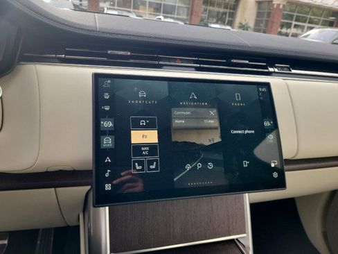 Used 2025 Land Rover Range Rover SE image 3
