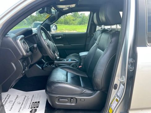 Used 2023 Toyota Tacoma TRD Sport w/ TRD Premium Sport Package AWD/4WD image 9