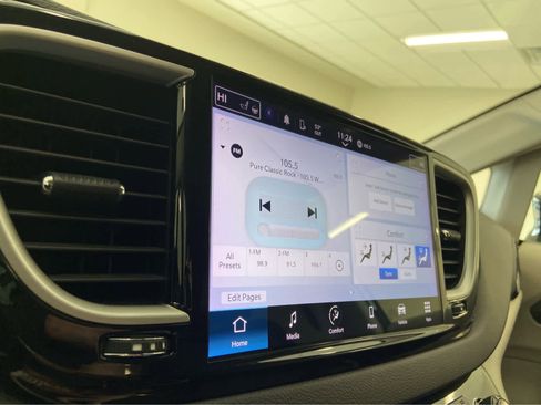 Used 2024 Chrysler Pacifica Touring-L image 24