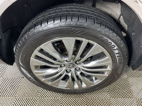 Used 2023 Toyota Venza Limited AWD/4WD image 10