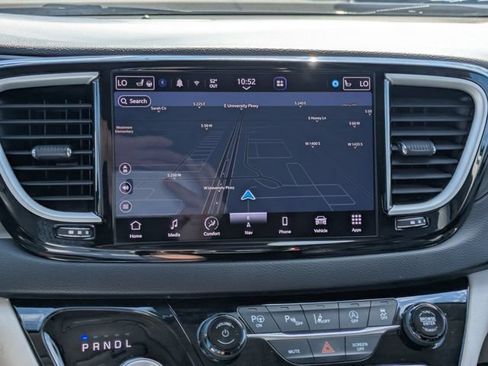 Used 2022 Chrysler Pacifica Touring-L w/ Uconnect Theater Family Group FWD image 22