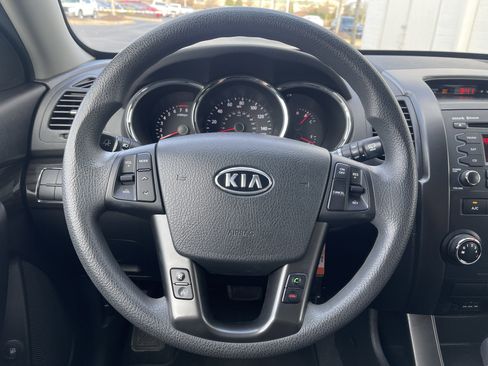 Used 2013 Kia Sorento LX image 17