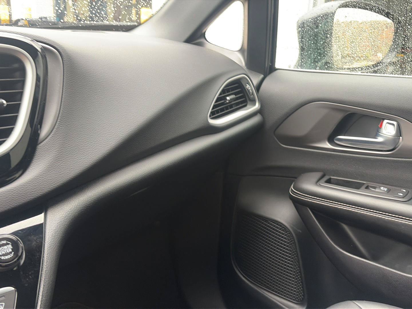 Used 2026 Chrysler Pacifica Select FWD image 24