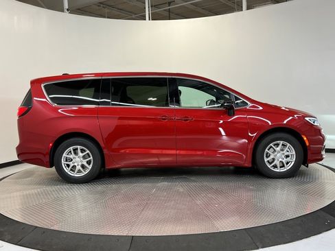 New 2026 Chrysler Pacifica Select image 2
