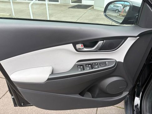 Used 2023 Hyundai Kona Limited image 11