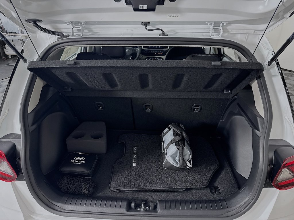 Used 2025 Hyundai Venue SEL FWD image 18