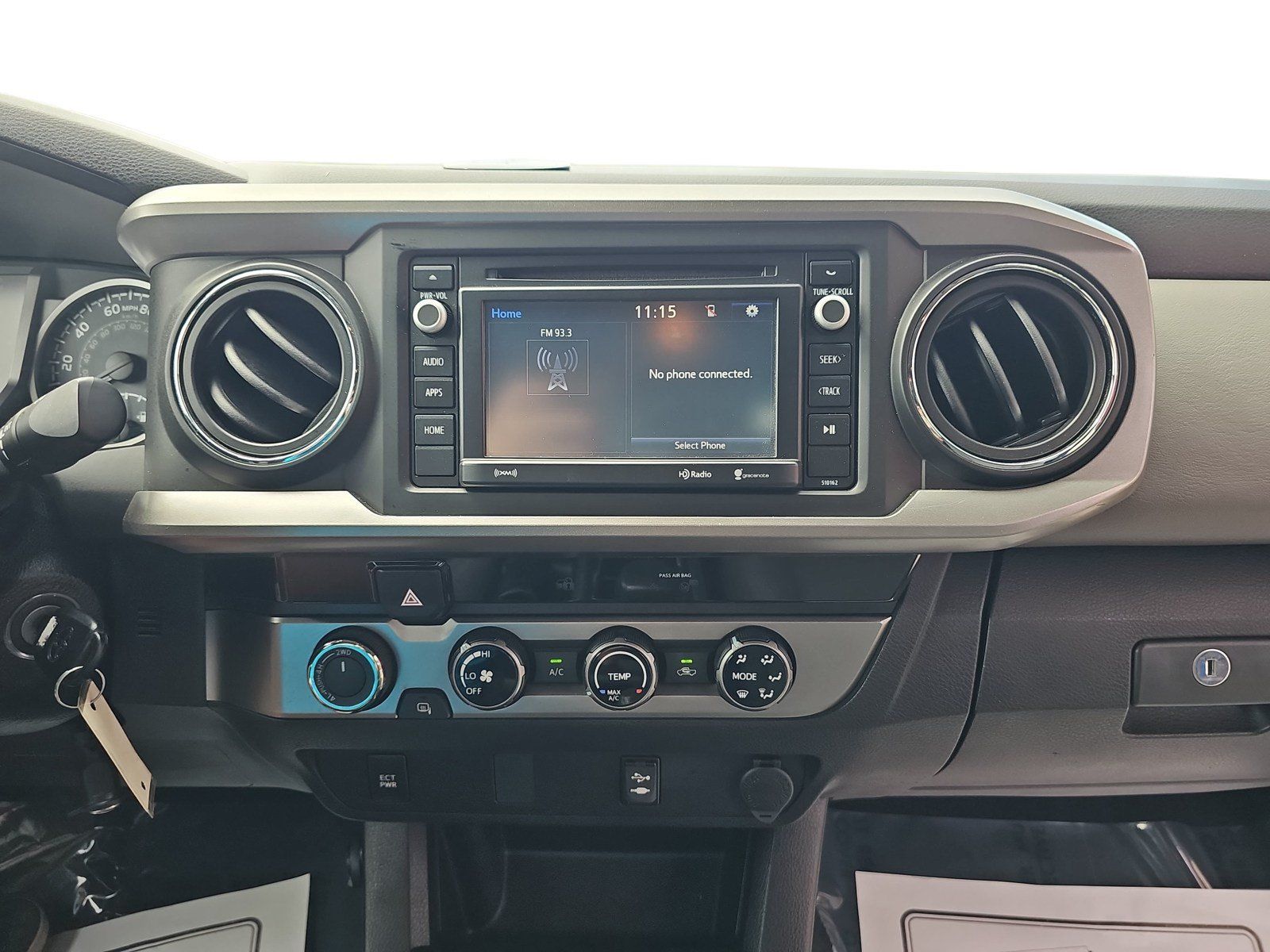 Used 2018 Toyota Tacoma SR5 AWD/4WD image 17