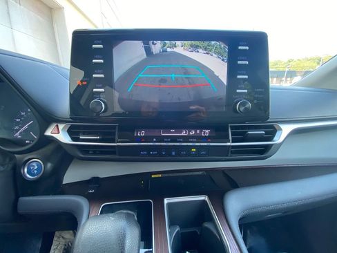 Used 2023 Toyota Sienna LE w/ LE Plus Package FWD image 16
