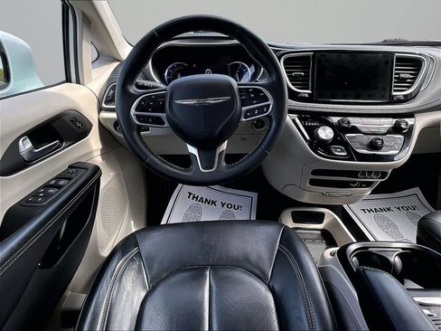 Used 2022 Chrysler Pacifica Touring-L FWD image 5