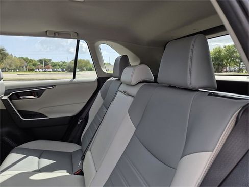 Used 2022 Toyota RAV4 XLE Premium image 17