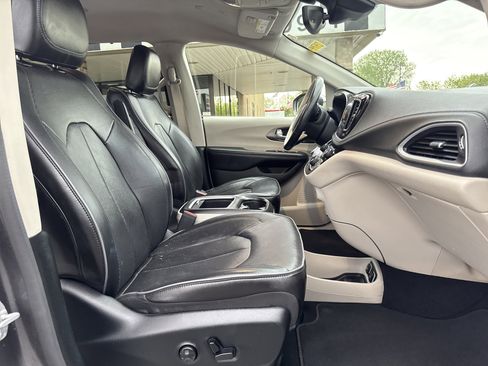 Used 2018 Chrysler Pacifica Limited w/ Advanced Safetytec Group FWD image 27