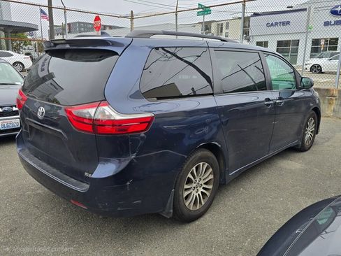 Used 2020 Toyota Sienna XLE w/ XLE Navigation Package FWD image 7