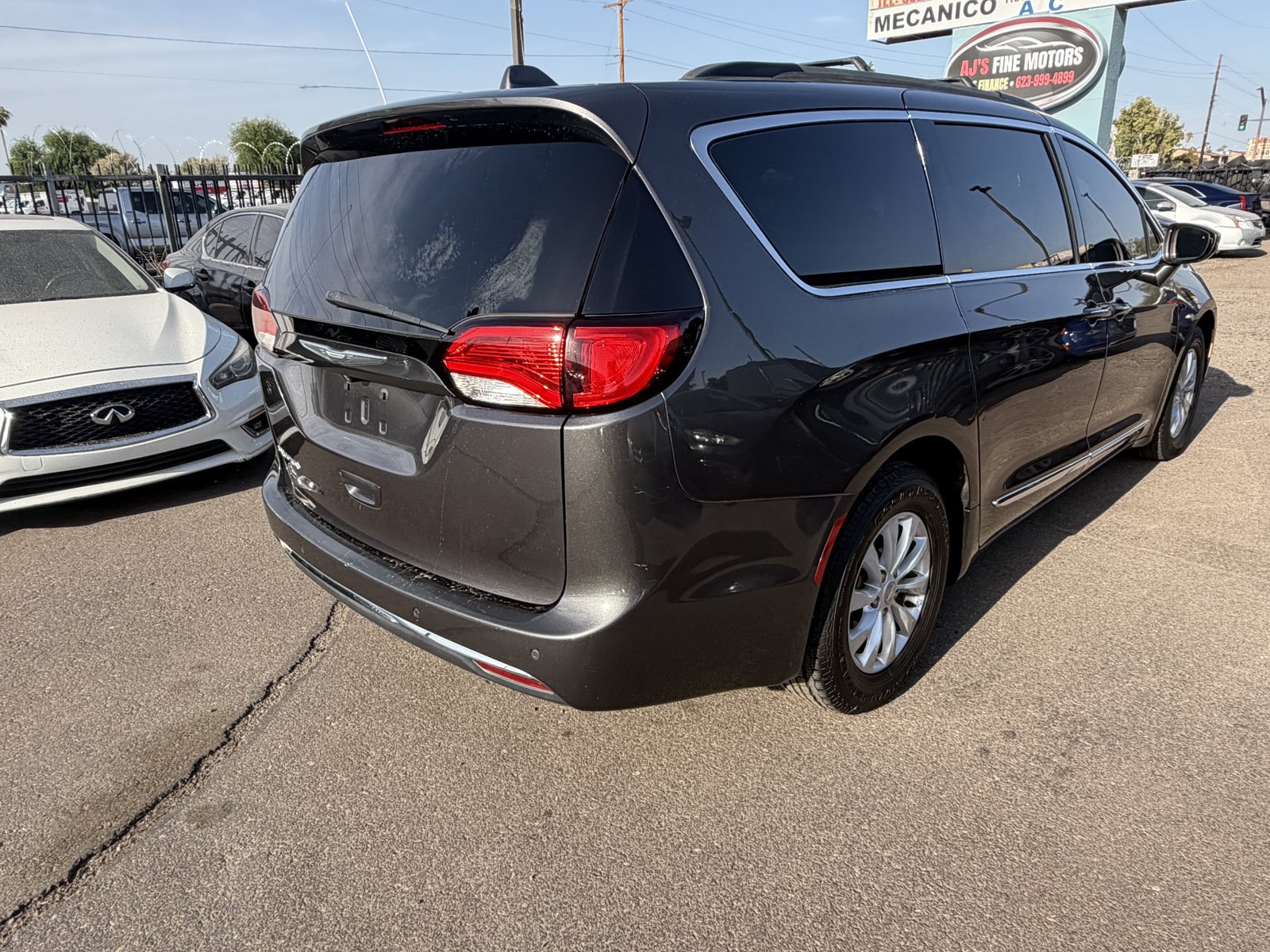 Used 2017 Chrysler Pacifica Touring-L FWD image 4