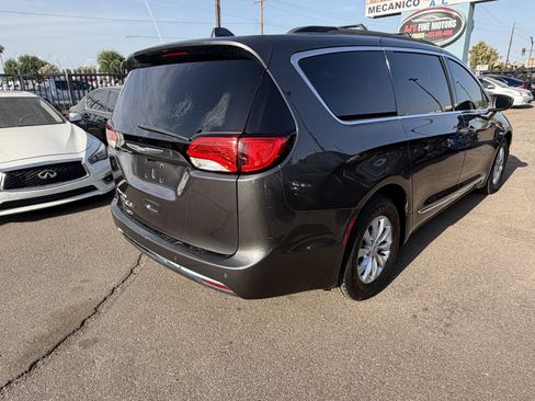 Used 2017 Chrysler Pacifica Touring-L FWD image 4