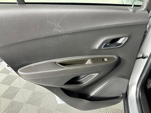 Used 2017 Chevrolet Trax LT w/ LT Convenience Package image 25