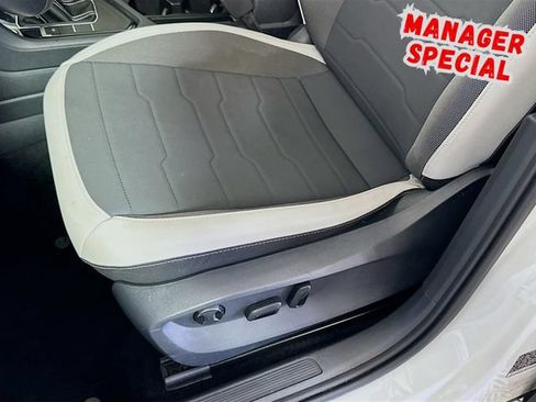 Used 2025 Volkswagen Taos SE FWD image 20