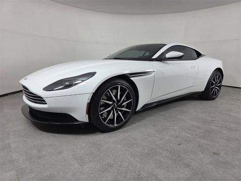 Used 2023 Aston Martin DB11 Coupe image 8