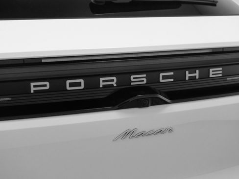 Used 2025 Porsche Macan Electric image 9