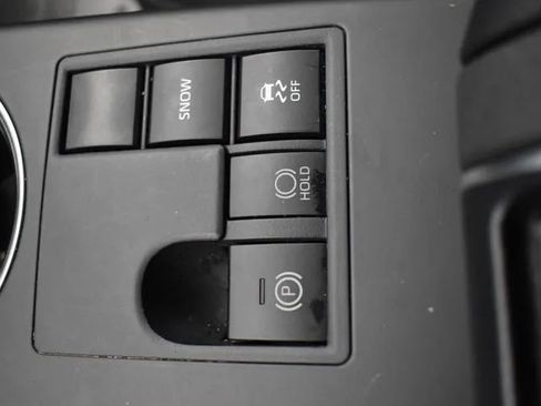 Used 2025 Toyota Highlander LE FWD image 33
