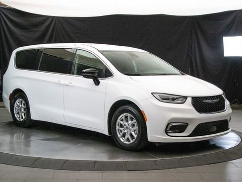 Used 2024 Chrysler Pacifica Touring-L FWD image 1