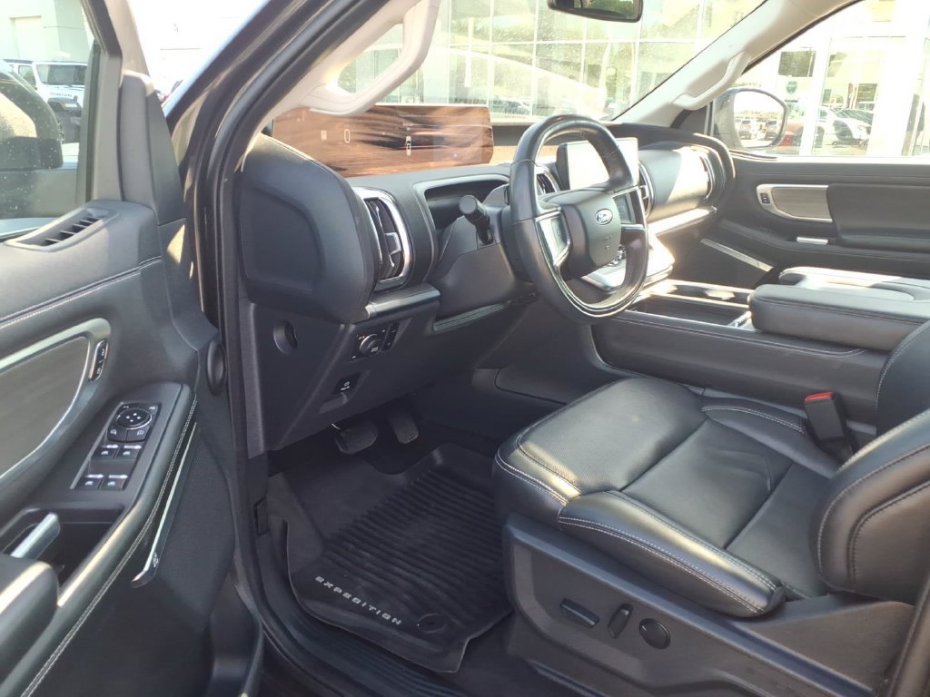Used 2025 Ford Expedition Platinum w/ Driver's Package AWD/4WD image 6