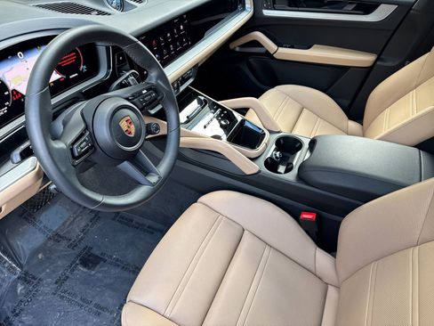 Certified 2025 Porsche Cayenne image 4