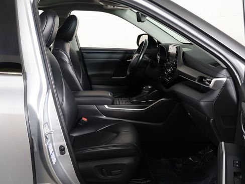 Used 2021 Toyota Highlander XLE image 28