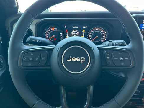Used 2025 Jeep Wrangler Unlimited Sport AWD/4WD image 23
