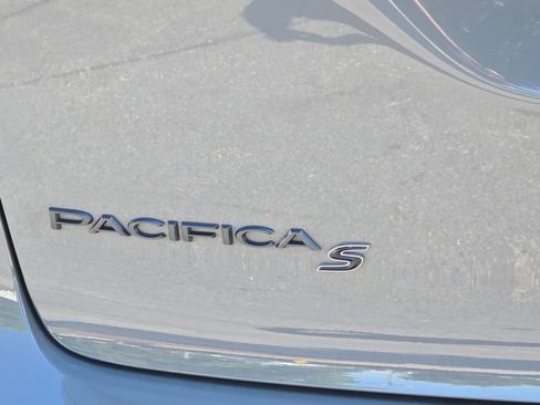 Used 2025 Chrysler Pacifica Limited FWD image 8