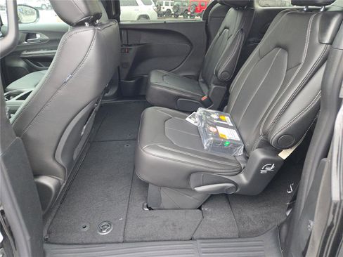 New 2026 Chrysler Pacifica Select image 20