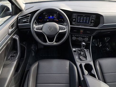 Used 2023 Volkswagen Jetta SE w/ Panoramic Sunroof Package image 23