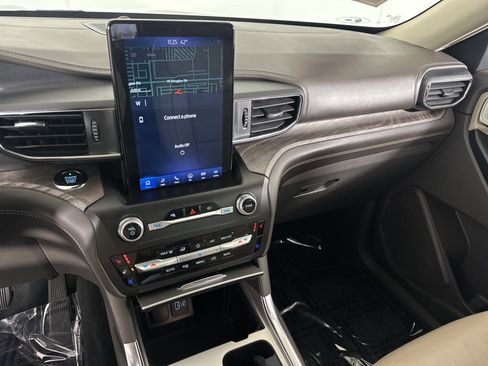 Used 2020 Ford Explorer Platinum w/ Premium Technology Package image 4