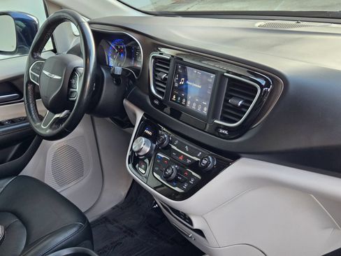 Used 2019 Chrysler Pacifica Touring-L FWD image 28