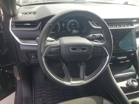 Used 2025 Jeep Grand Cherokee L Altitude RWD image 15