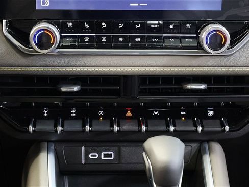 New 2026 Chevrolet Colorado ZR2 w/ Technology Package AWD/4WD image 12