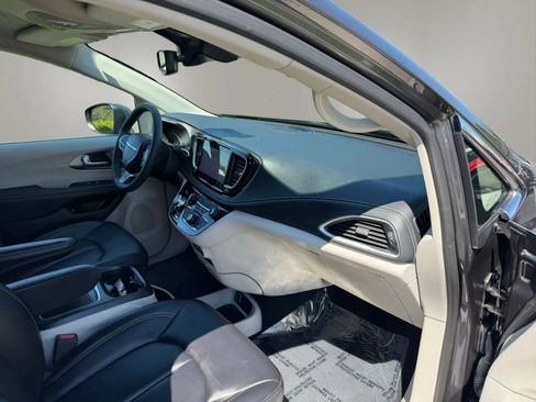 Used 2023 Chrysler Pacifica Touring-L w/ Uconnect Theater Family Group FWD image 46