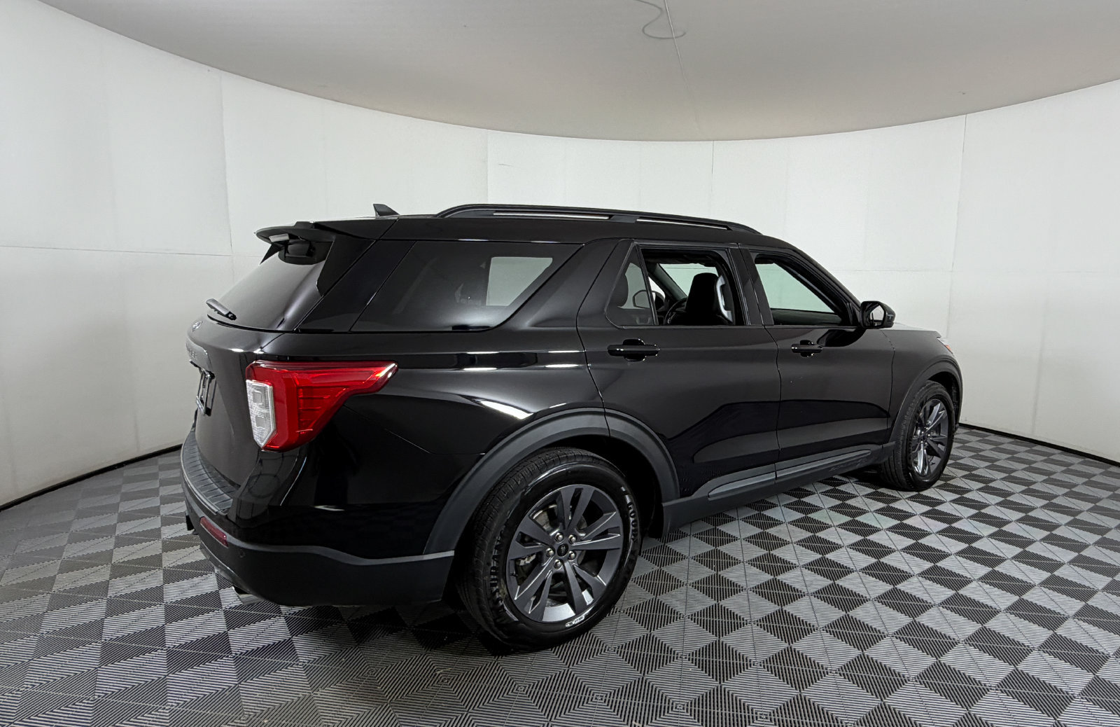 Used 2023 Ford Explorer XLT w/ Equipment Group 202A RWD image 4