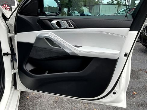 Used 2023 BMW X6 xDrive40i w/ Executive Package image 22