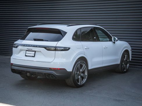 Certified 2023 Porsche Cayenne Platinum Edition image 9