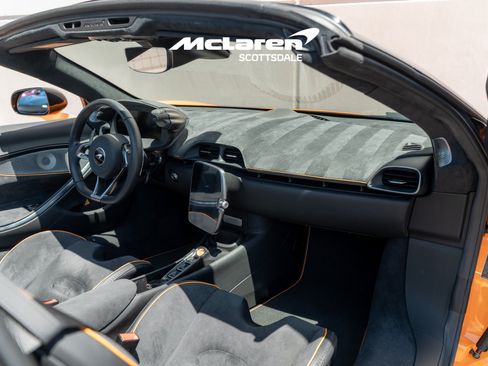 Used 2025 McLaren Artura Spider RWD image 17