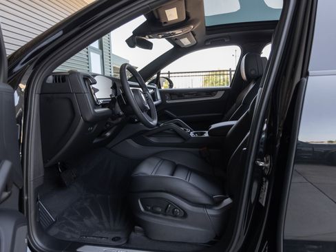 Certified 2025 Porsche Cayenne E-Hybrid AWD/4WD image 19
