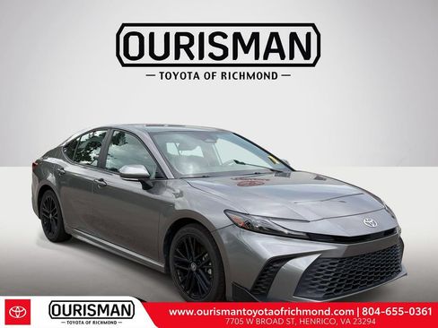Used 2025 Toyota Camry SE FWD image 1