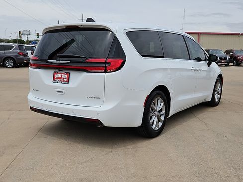 Used 2026 Chrysler Pacifica Limited FWD image 3