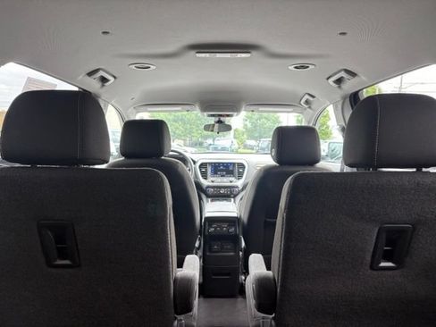 Used 2023 GMC Acadia SLE w/ Driver Convenience Package FWD image 9