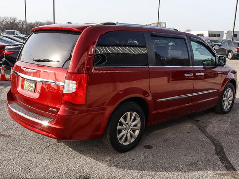 Used 2016 Chrysler Town & Country Limited Platinum image 4