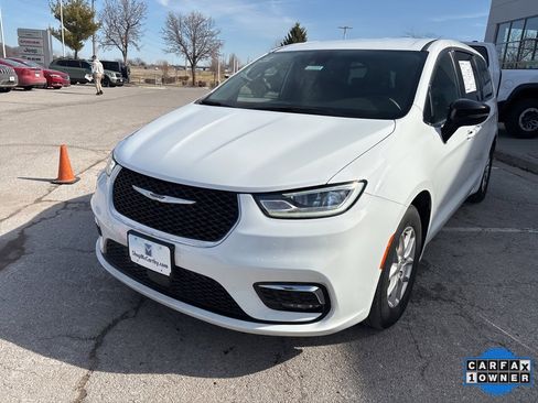 Used 2025 Chrysler Pacifica Select image 12