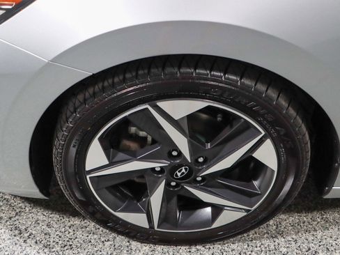 Used 2021 Hyundai Elantra Limited image 11