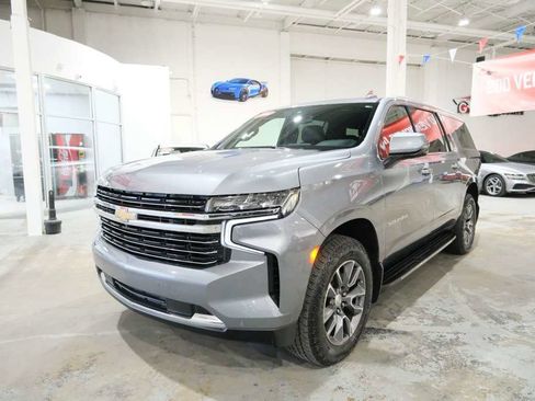 Used 2022 Chevrolet Suburban LT w/ Luxury Package image 4